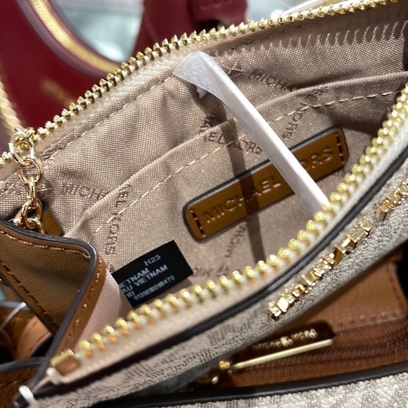 MICHAEL KORS JET SET TRAVEL SMALL TOP ZIP COINPOUCH WITH ID CARD VANILLA 
NWT - Picture 12 of 16